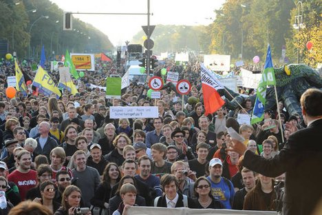 Demonstration Freiheit statt Angst Eine Menschenmenge auf einer Demonstration ist abgebildet