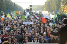 Eine Menschenmenge auf einer Demonstration ist abgebildet