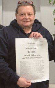 Lars Buchmann (DIE LINKE. Fraktion in der Bezirksversammlung Hamburg-Nord) zeigt die Resolution "Nein zu Thor Steinar und rechtem Gedankengut!"